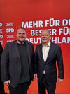 Severin Eder im Gespräch mit Bundeskanzler Olaf Scholz.
