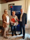Barbara Scharf (li.) und Dr. Bernd Vilsmeier (re.) bedankten sich bei Sepp Vilsmeier (mi.)